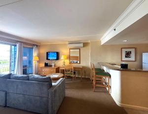 TV i/ili multimedijalni sistem u objektu Ilikai Apt 302 - Spacious Studio with Stunning Ocean & Harbor Views