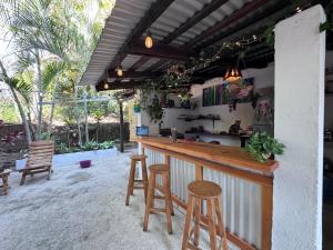 bar z dwoma stołkami i licznikiem w obiekcie Casa Rockot w mieście Puerto Escondido