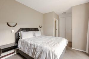 1 dormitorio blanco con 1 cama grande con sábanas blancas en Peaceful & Cozy Apartment, en Johannesburgo 15 fotos más