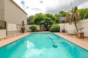 una piscina frente a un edificio en Peaceful & Cozy Apartment, en Johannesburgo