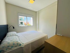Ένα ή περισσότερα κρεβάτια σε δωμάτιο στο Residencial Cayman Apart 3 Dorm a 315m do mar para 7 pessoas