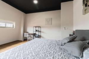 a bedroom with a large bed and a desk at 506 Great Location AC 1Bdrm 1bath apt Rooftop in Mexico City