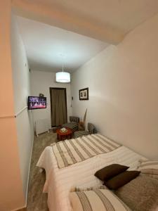 a bedroom with a bed and a living room at Casita de Norma, Mercedes Corrientes!!! in Mercedes