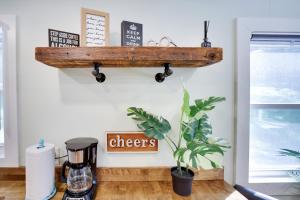 2 Bedroom Condo in Tannersville - 6 Minutes from Camelback Mountain的咖啡和沏茶工具