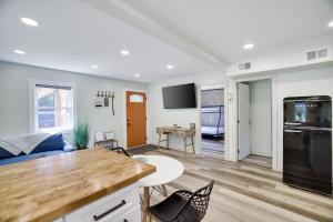 2 Bedroom Condo in Tannersville - 6 Minutes from Camelback Mountain的厨房或小厨房
