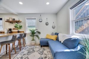 2 Bedroom Condo in Tannersville - 6 Minutes from Camelback Mountain的休息区