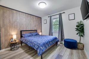 坦纳斯维尔2 Bedroom Condo in Tannersville - 6 Minutes from Camelback Mountain的卧室里有一张床，床铺是蓝色的