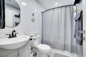 坦纳斯维尔2 Bedroom Condo in Tannersville - 6 Minutes from Camelback Mountain的带水槽、马桶和镜子的浴室