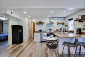 2 Bedroom Condo in Tannersville - 6 Minutes from Camelback Mountain的厨房或小厨房