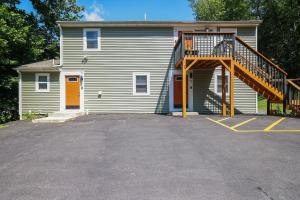 坦纳斯维尔2 Bedroom Condo in Tannersville - 6 Minutes from Camelback Mountain的停车场前有楼梯的房子
