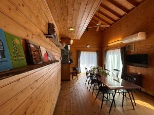 una sala da pranzo con tavolo e sedie di 草枕 -kusamakura- private stay a Tomakomai