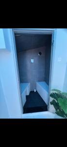 un piccolo bagno con un WC in una stanza di Studio détente Spa et hammam a Toulouges 1 altra foto