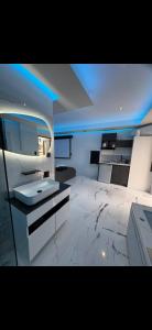 una camera con cucina con lavandino e bancone di Studio détente Spa et hammam a Toulouges