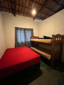 a room with two bunk beds and a red bench at Cantinho da Herança in Pirenópolis
