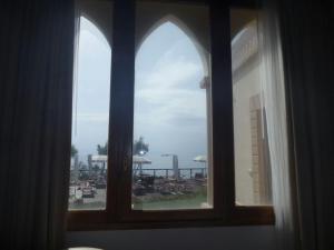an open window with a view of a beach at Cala Dei Mori in Livorno