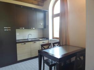 a kitchen with a table and chairs and a sink at Cala Dei Mori in Livorno