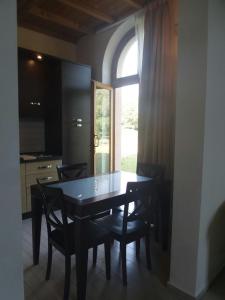 a dining room with a table and chairs and a window at Cala Dei Mori in Livorno