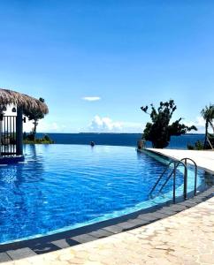une piscine avec vue sur l'eau dans l'établissement Cebu, Lapu lapu, Condo Resort Lifestyle, 15 Mins from Airport, à Punta Engaño