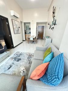 - un salon avec un canapé gris et des oreillers dans l'établissement Cebu, Lapu lapu, Condo Resort Lifestyle, 15 Mins from Airport, à Punta Engaño 54 autres photos