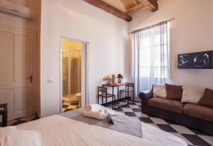 sala de estar con cama y sofá en Manì Rooms, en Cagliari
