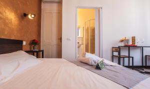 A bed or beds in a room at Manì Rooms