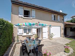 taras ze stołem, krzesłami i parasolem w obiekcie Gîte 110m²: 3 ch, terrasse, jardin, animaux acceptés, wifi, charges incluses, draps fournis - FR-1-496-248 w mieście Saint-Jean-la-Vêtre