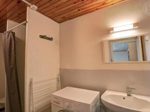 łazienka z umywalką i pralką w obiekcie Gîte 110m²: 3 ch, terrasse, jardin, animaux acceptés, wifi, charges incluses, draps fournis - FR-1-496-248 w mieście Saint-Jean-la-Vêtre +10 zdjęć