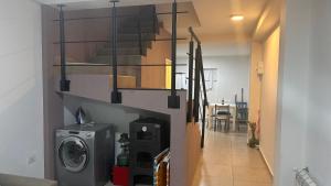 a hallway with a washing machine in a room at Duplex Jardines del Rey in Neuquén