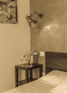 A bed or beds in a room at Manì Rooms