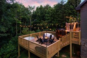 une grande terrasse avec une table et des chaises. dans l'établissement Relax and Recharge Sauna Hot Tub and Gym, à Sevierville