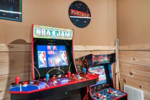 deux machines de jeux vidéo placées l'une à côté de l'autre dans l'établissement Relax and Recharge Sauna Hot Tub and Gym, à Sevierville 79 autres photos