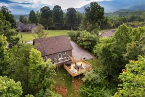 une vue aérienne d'une maison dans les bois dans l'établissement Relax and Recharge Sauna Hot Tub and Gym, à Sevierville