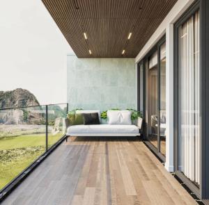 un soggiorno con divano su un balcone di La An Tam Coc Hotel & Rooftop Bar a Vũ Lâm