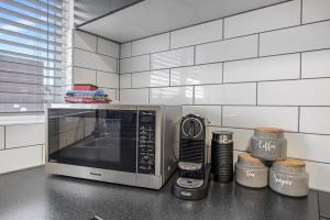 Η κουζίνα ή μικρή κουζίνα στο 3-Bed Campbelltown Stay with Private Balcony
