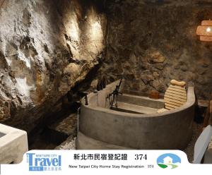 Ruifang濦崌四季 Lermite 金瓜石包棟民宿2-8人的石墙洞穴内的浴缸