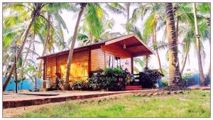 Samant Beach Resort外面的花园