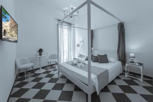A bed or beds in a room at Manì Rooms