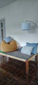 eine Bank mit zwei Kissen auf einem Zimmer in der Unterkunft Hiking San Juan in Cataltzul