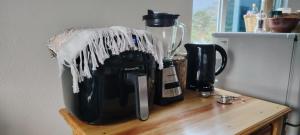 eine Küchentheke mit einer Kaffeemaschine auf einem Tisch in der Unterkunft Hiking San Juan in Cataltzul