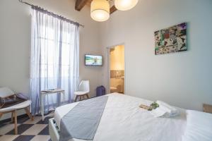A bed or beds in a room at Manì Rooms