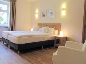 GarzにあるGutshaus Zicker in Garzのベッドルーム1室(ベッド1台付)、椅子が備わるベッドルーム1室が備わります。