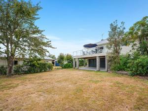 an empty yard in front of a house at Kinloch Family Retreat - Kinloch Holiday Home in Kinloch