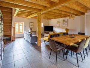 ein Esszimmer mit einem Holztisch und Stühlen in der Unterkunft Charmant domaine avec 2 gîtes pour 15 pers, animaux admis, wifi, jardin et terrasse - FR-1-496-368 in Les Salles