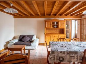 ein Wohnzimmer mit Tisch und Couch in der Unterkunft Charmant domaine avec 2 gîtes pour 15 pers, animaux admis, wifi, jardin et terrasse - FR-1-496-368 in Les Salles
