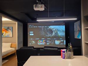 TV a/nebo společenská místnost v ubytování Felix by STX Hotel & Suite