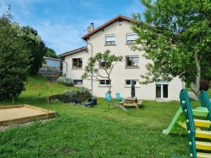 Ο χώρος παιχνιδιού για παιδιά στο Gîte rénové avec Wi-Fi, jardin et animaux acceptés à La Versanne - FR-1-496-369