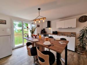 Η κουζίνα ή μικρή κουζίνα στο Gîte rénové avec Wi-Fi, jardin et animaux acceptés à La Versanne - FR-1-496-369