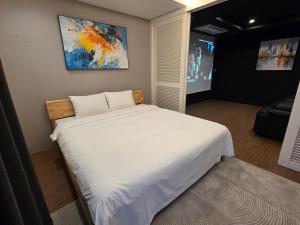 Postel nebo postele na pokoji v ubytování Felix by STX Hotel & Suite
