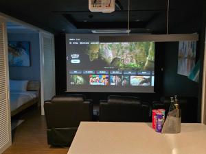 TV a/nebo společenská místnost v ubytování Felix by STX Hotel & Suite
