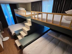 Postel nebo postele na pokoji v ubytování Felix by STX Hotel & Suite